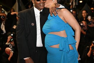 Rihanna z ukochanym pokazała się w Cannes. Niebieską kreacją podkreśliła ciążę