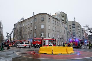 Pożar kamienicy na Kamionku. Na miejsce przyjechało wiele zastępów straży, 10 osób ewakuowanych