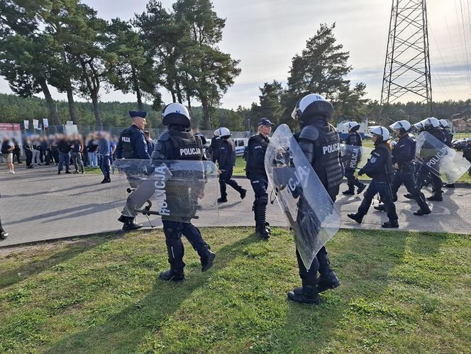 Ze stadionu prosto do celi! Kibice odpalili race i petardy!