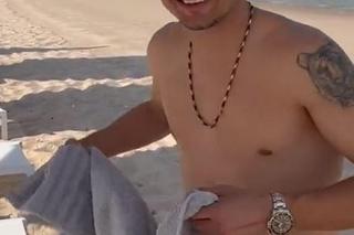 Sławomir Peszko prezentuje muskulaturę na katarskiej plaży