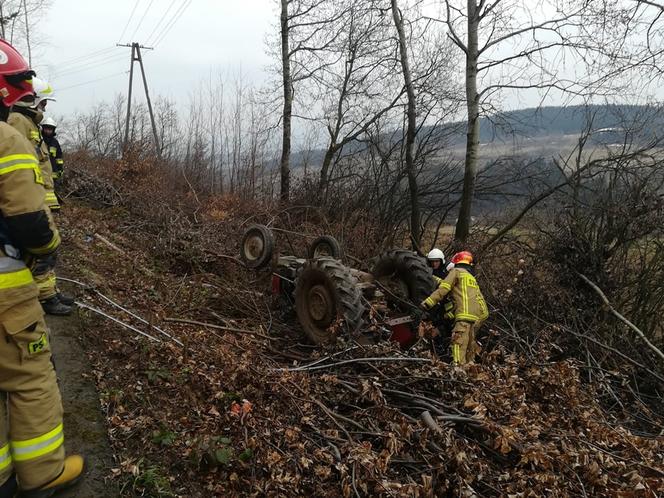 TRAGEDIA pod Limanową. Nie żyje mężczyzna przygnieciony przez ciągnik 