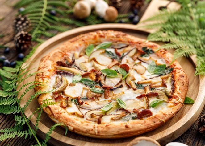 Pizza z grzybami leśnymi: przepis na pizza bianca z borowikami i kurkami