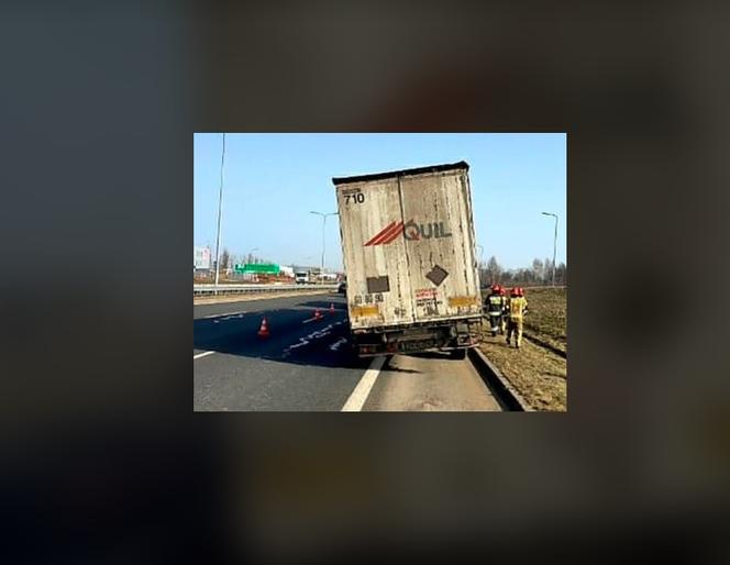 DTŚ od Zabrza do Rudy Śląskiej ZAMKNIĘTA. Uszkodzona naczepa TIR-a stanowi zagrożenie [ZDJĘCIA]