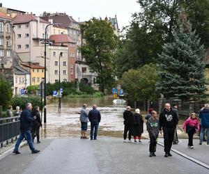 Dynamiczna sytuacja powodziowa. Rzeka Nysa Kłodzka zalała Kłodzko, 15 bm