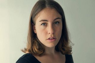 Sara Sierra gra Olgę w serialu Akacjowa 38. Co warto wiedzieć o aktorce?
