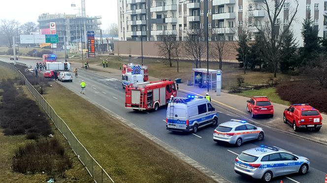 Bus z acetylenem przewrócił się na drogę