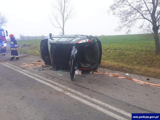 Skierki. Wjechał autem do rowu. Siła uderzenia wyrzuciła je z powrotem na jezdnię [ZDJĘCIA]