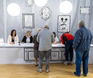 Czarno-biała kolorowanka w lokalu wyborczym w Czerwonaku