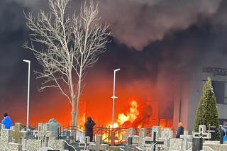 Potężny pożar pod Warszawą. Płonie hala wypełniona tworzywami sztucznymi