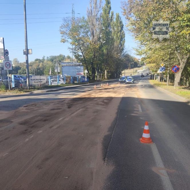 Na drogę wylało się paliwo. Gigantyczne utrudnienia w Rudzie Śląskiej