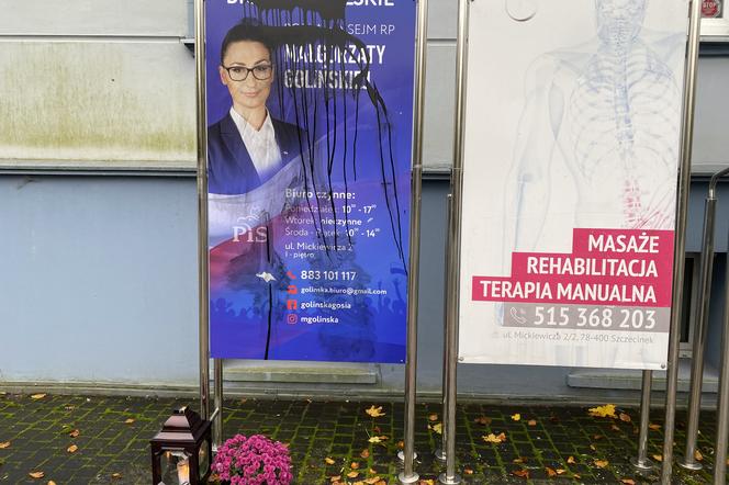 Zniszczona tablica przed biurem posłanki PiS. Emocje biorą górę nad rozumem. Zobacz zdjęcie! 