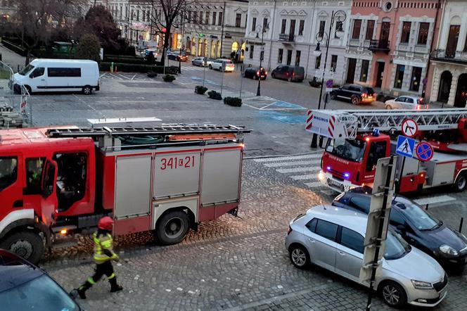 Nowy Sącz ulica Rynek.  Wiatr uszkadza dach jednej z kamienic