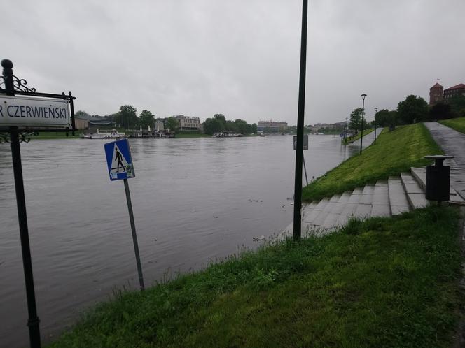 Powódź w Krakowie: Poziom Wisły dramatycznie rośnie. Most Dębnicki zagrożony?