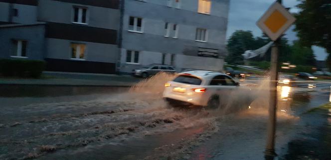 Krajobraz po burzach i ulewach na Śląsku i w Zagłębiu. Zalało ulice Czeladzi, Bytomia, Rudy Śląskiej [ZDJĘCIA,WIDEO]