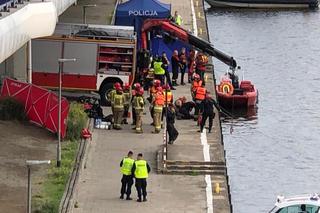 Akcja wydobywania samochodu z Odry przy Wałach Chrobrego