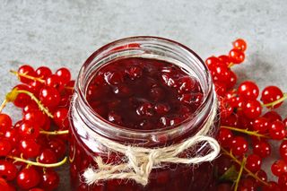 Porzeczki we własnym soku na zimę. Smak lata zamknięty w słoiku