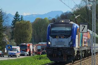 Pociąg zderzył się z osobówką! Są poszkodowani! Duże korki na zakopiance