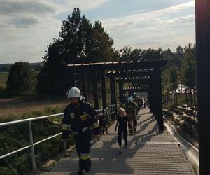 Strażacy wbiegli po schodach pod Olsztynem w pełnym wyposażeniu. Uczcili pamięć zmarłych kolegów [ZDJĘCIA]