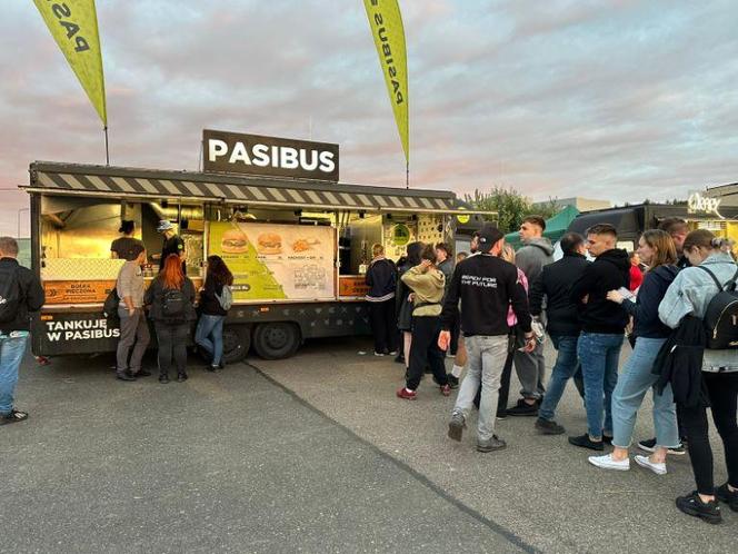 Foodtruckowe miasteczko na Openerze. Za zwykłą zapiekankę zapłacisz majątek 