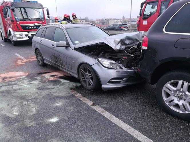 Wypadek z udziałem dwóch osobówek na Trasie Uniwersyteckiej w Bydgoszczy!
