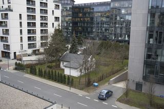 Nie dał się miejskim molochom. Mieszka w domku pośród wieżowców w samym centrum Warszawy