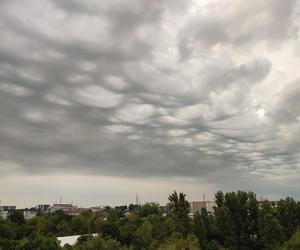 Nawałnice przechodzą przez Polskę. Ciemne chmury nad Białymstokiem