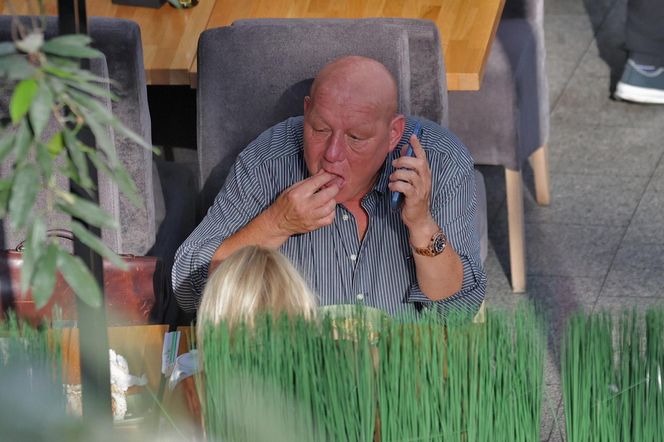 Jasnowidz Jackowski przyłapany w Warszawie. Młodsza, atrakcyjna kobieta i luksusowe zakupy