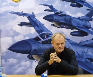 Dramatyczne słowa Tuska w Łasku: „Polscy piloci ocalili Polskę!”. Premier dziękuje bohaterom nieba