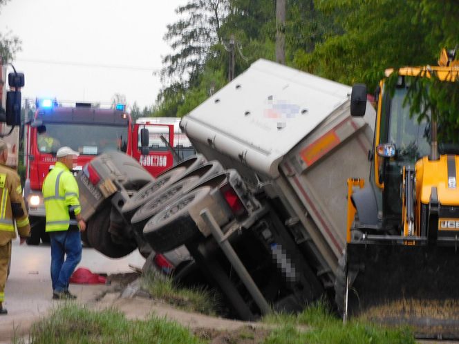 Makabra na drodze pod Grójcem. Osobowe suzuki czołowo zderzyło się z ciężarówką