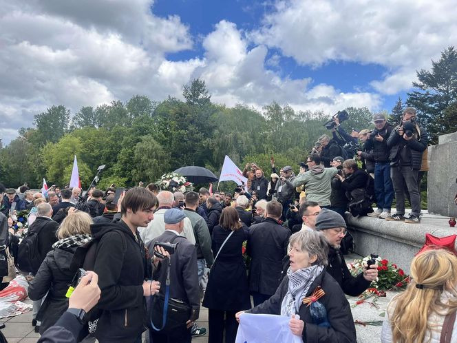 Protest na Cmentarzu Mauzoleum Żołnierzy Radzieckich w Warszawie (9.05.2025)