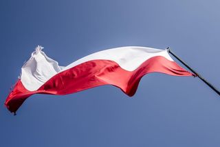 Jak poprawnie wywiesić flagę na 11 listopada? O tych kwestiach trzeba pamiętać