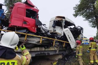 Czołowe zderzenie ciężarówek. 52-letni kierowca nie żyje. Z kabin została kupa złomu