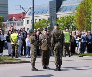 Ponad stu żołnierzy na Placu Solidarności w Olsztynie. Złożyli uroczystą przysięgę [ZDJĘCIA]