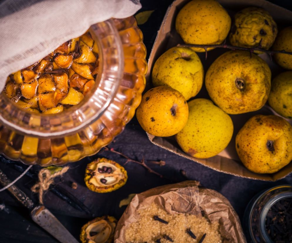 Nalewka z pigwy z miodem: przepis na miodową pigwówkę