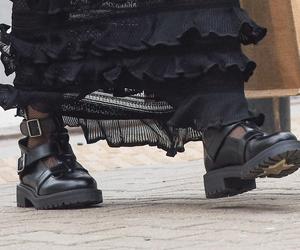 Monika Olejnik jak księżniczka rocka! Cała na czarno maszerował przez miasto