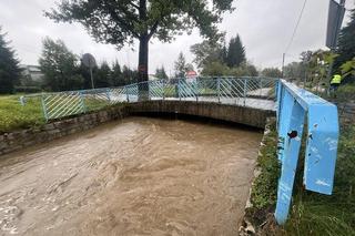 Przekroczone stany alarmowe na kilku rzekach, strażacy układają worki z piaskiem. Relacja live