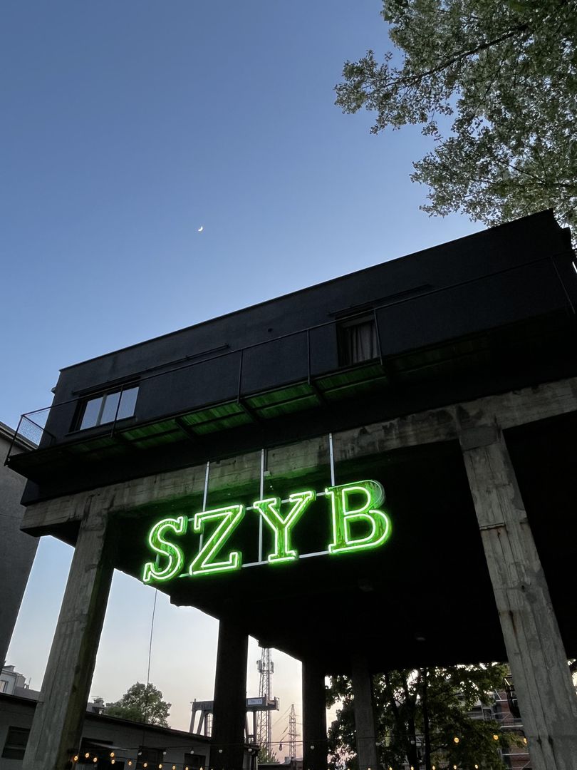 Neon Szyb na Bolko Loft w Bytomiu