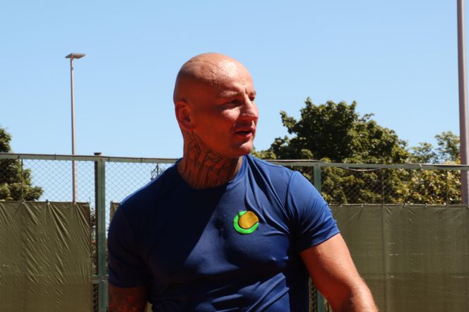 Artur Szpilka vs Dominik Durniat na tenisowym korcie