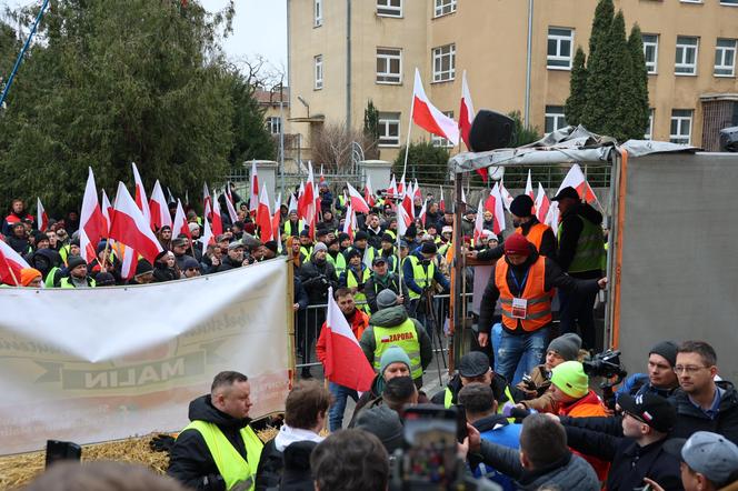 Protest rolników 20 marca przed Lubelskim Urzędem Wojewódzkim w Lublinie