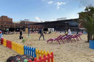 Tutaj można poczuć wakacyjny klimat. Powróciła plaża w Manufakturze! 