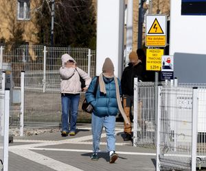 Nowa kładka gotowa od miesięcy. Mieszkańcy wciąż czekają na oficjalne otwarcie. „Nie dotrzymali terminu”