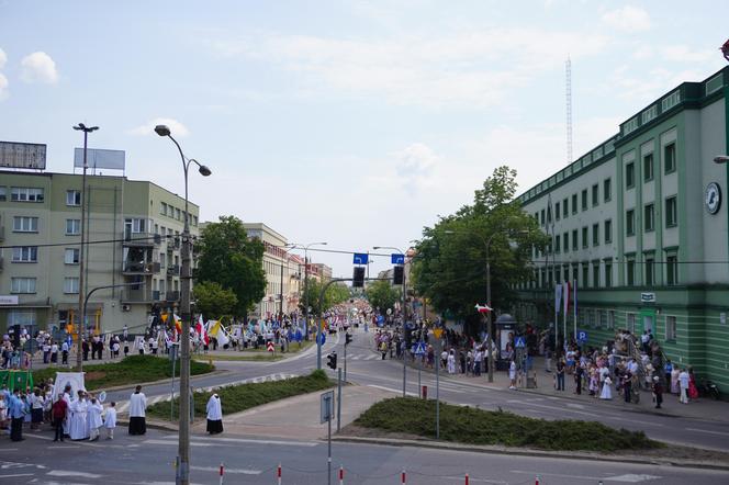 Boże Ciało 2024. Tłumy wiernych przeszły w procesji ulicami Białegostoku