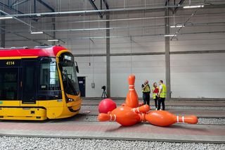 Grają tramwajem w kręgle! Niezwykłe zawody motorniczych w Warszawie