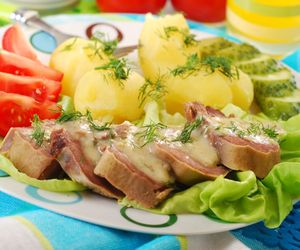 Klasyczne ozorki w sosie chrzanowym – miękkie, aromatyczne i rozpływające się w ustach