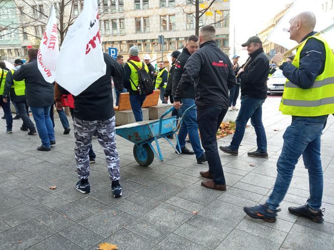 Górnicy protestowali w Warszawie pod siedzibą PGE. Wystawiono świńskie łby