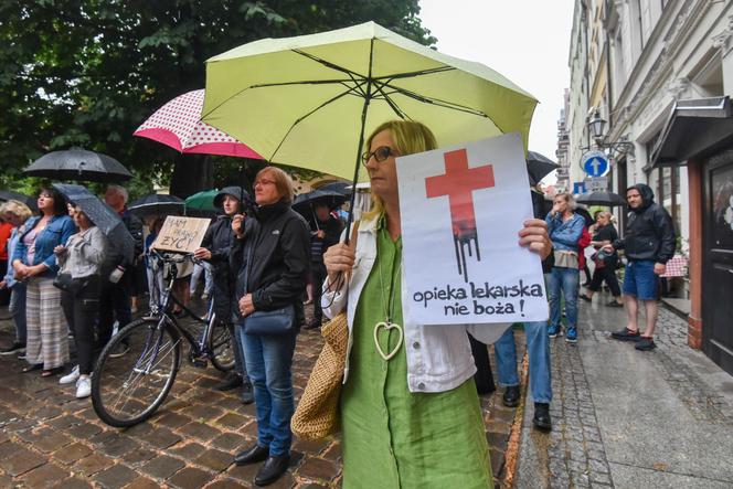 Tłum zwolenników aborcji protestował w centrum miasta. Manifestacja ruszyła pod kurię biskupią i siedzibę PiS