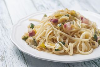 Ugotuj spaghetti i dodaj te 2 składniki. Pyszny wiosenny obiad, któremu nie można się oprzeć