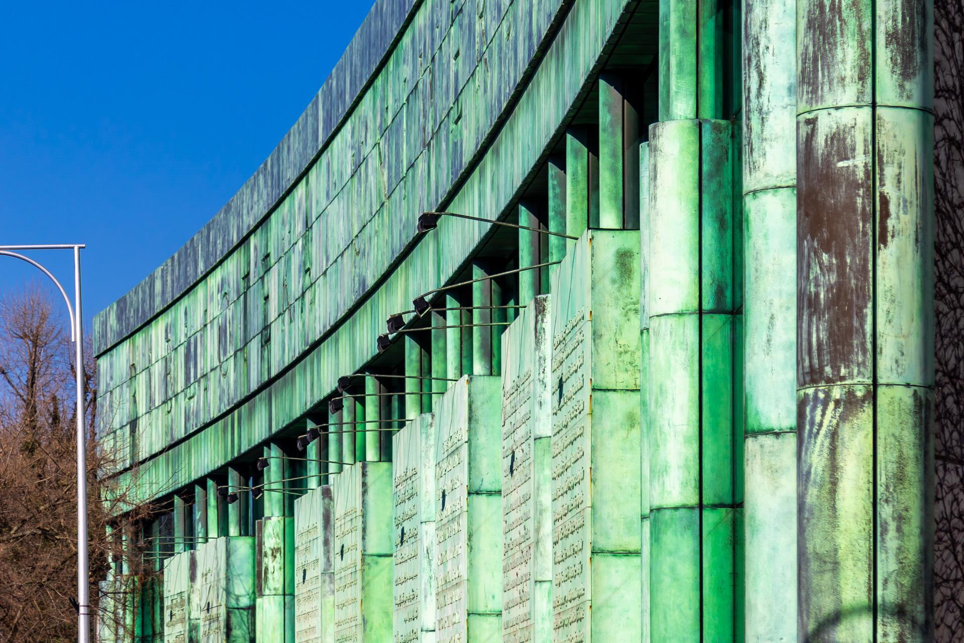 Biblioteka Uniwersytecka w Warszawie - zdjęcia. Zobacz postmodernistyczną ikonę, którą kiedyś uznawano za kicz