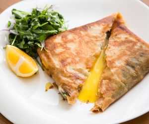 Tunezyjskie pierożki brik z jajkiem i tuńczykiem