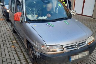 Wrak na kółkach gotowy do jazdy! Strażnicy nie mogli uwierzyć, co zobaczyli na osiedlu